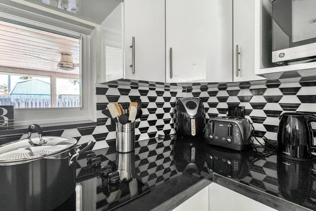 Amazing Home W Heated Pool 8 Mins To The Beach Lighthouse Point Екстер'єр фото